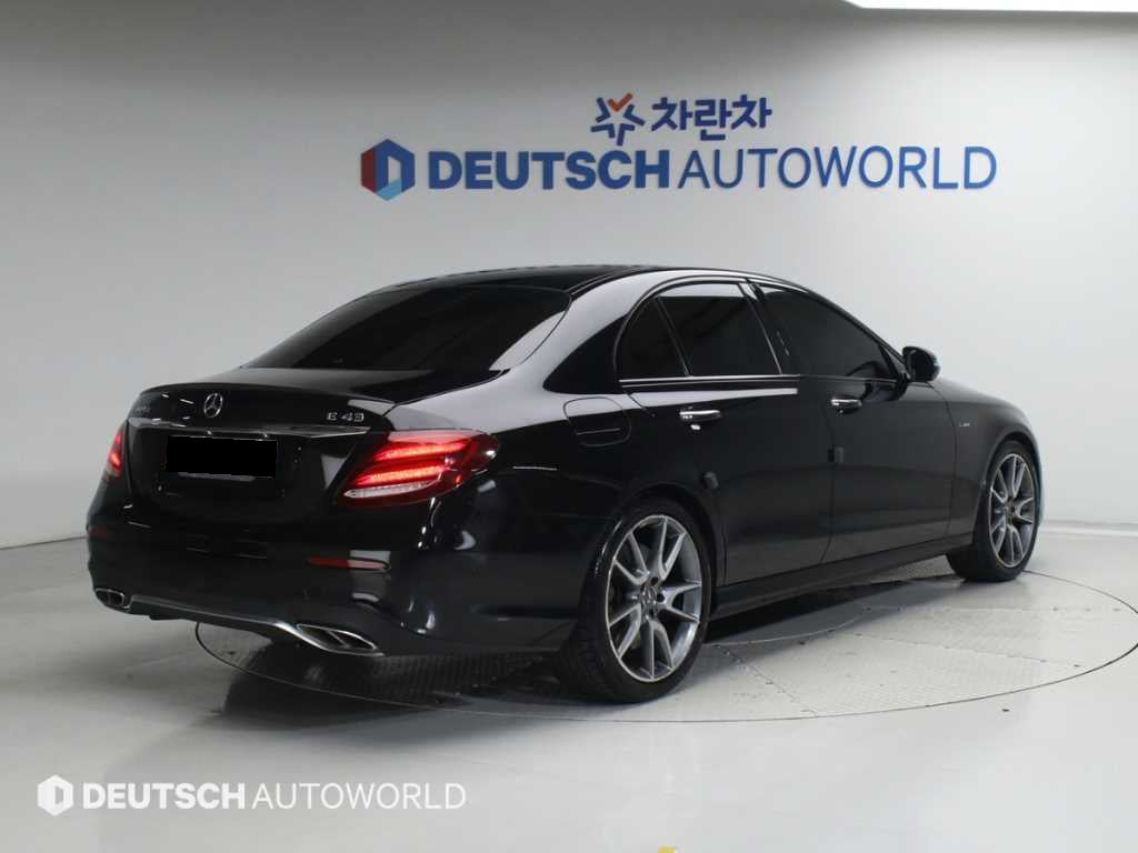 Mercedes-Benz E-Class — photo 02