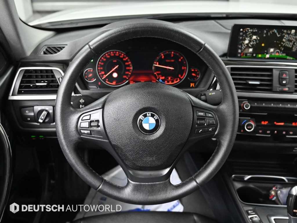 BMW 3-Series — photo 13