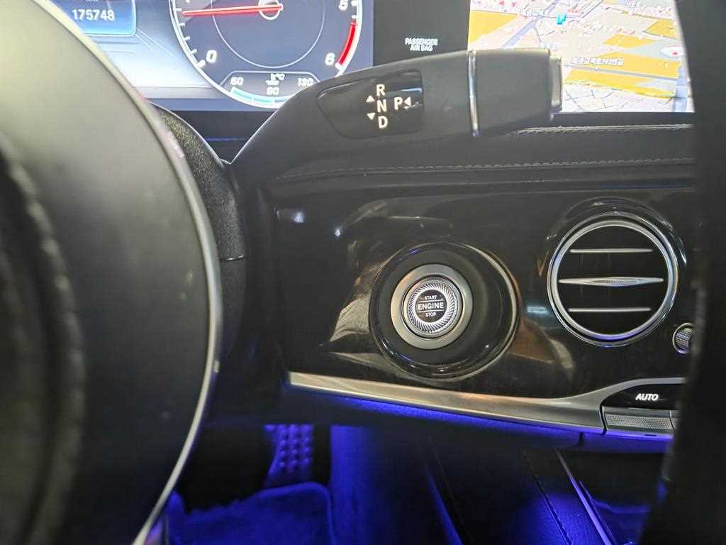 Mercedes-Benz S-Class — photo 16