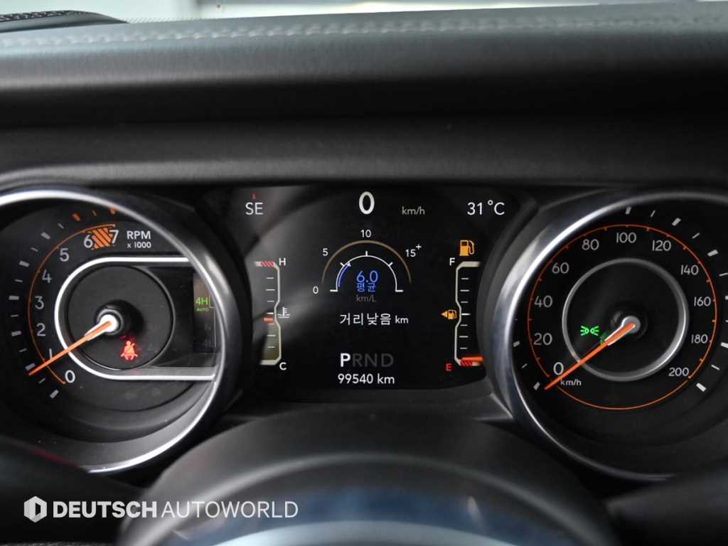 Jeep Wrangler — photo 08