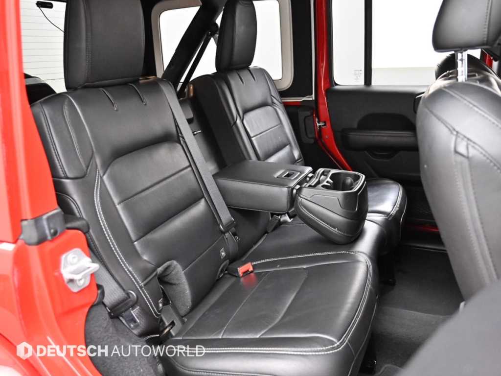 Jeep Wrangler — photo 12