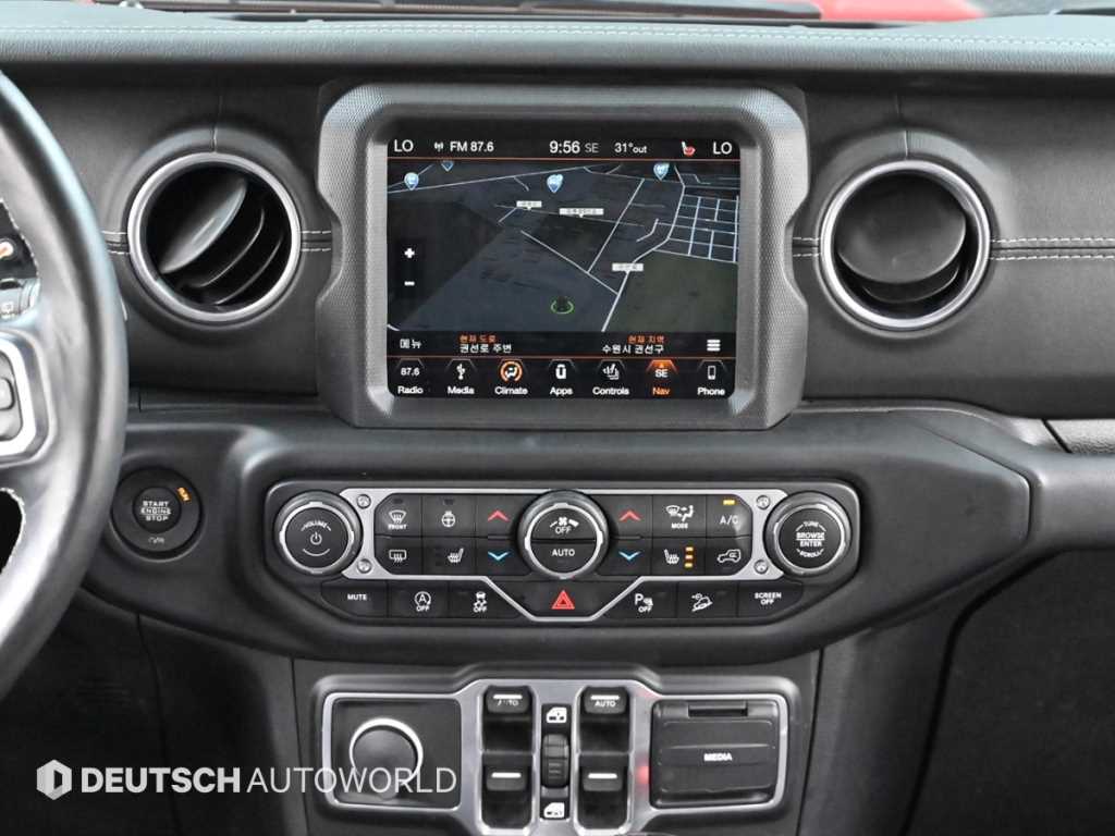 Jeep Wrangler — photo 14