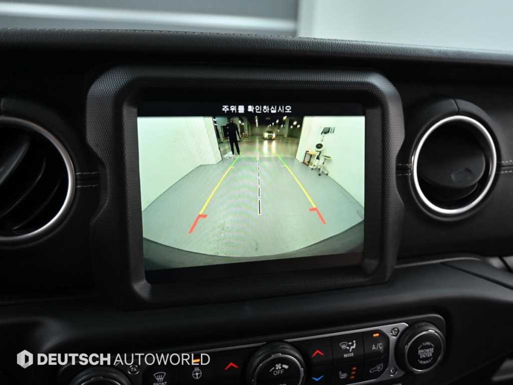 Jeep Wrangler — photo 15