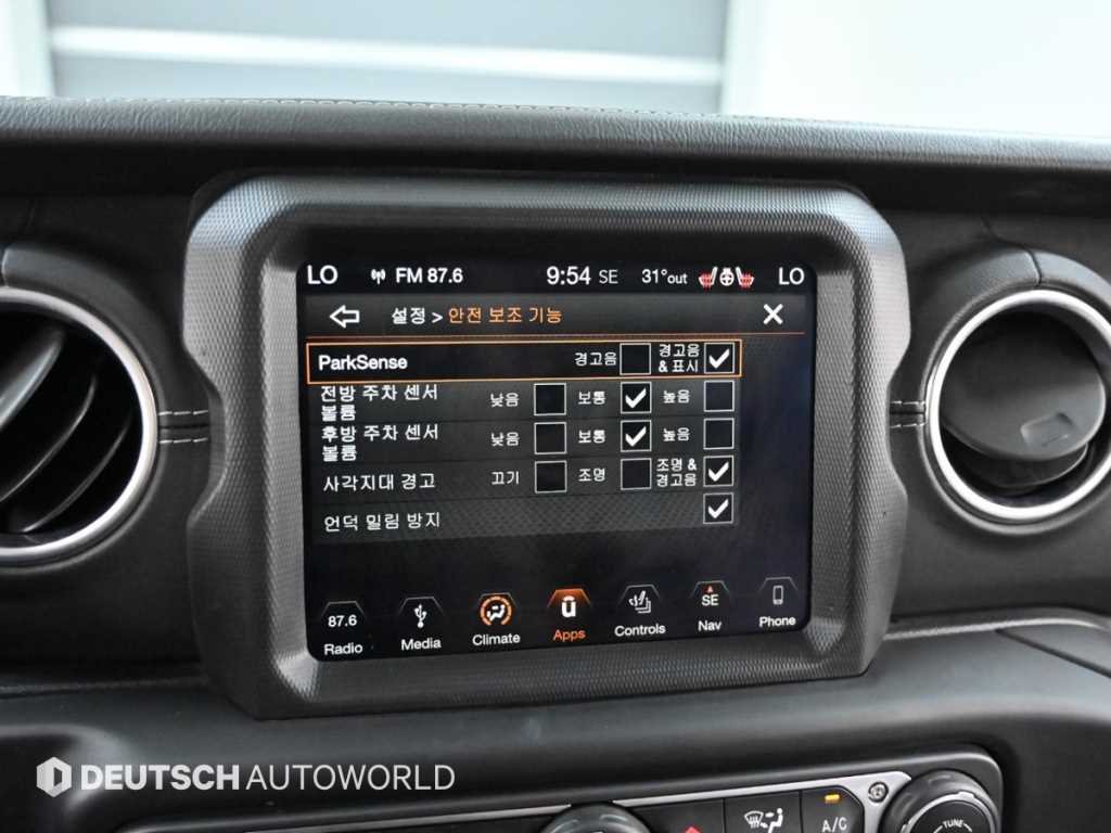 Jeep Wrangler — photo 17