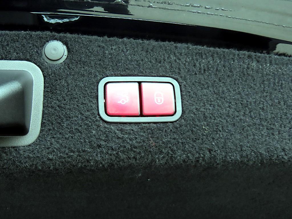 Mercedes-Benz S-Class — photo 16