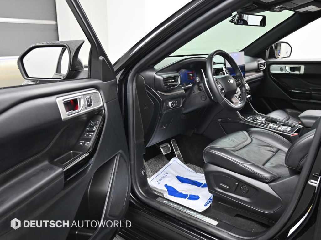 Ford Explorer — photo 08