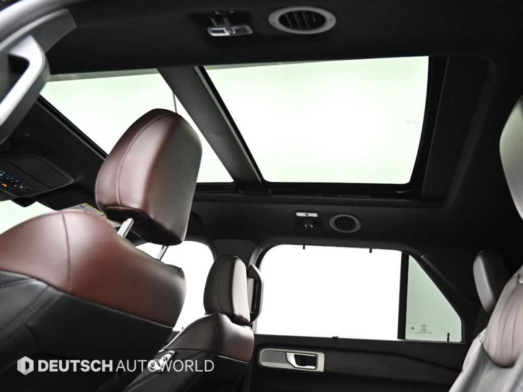 Ford Explorer — photo 13