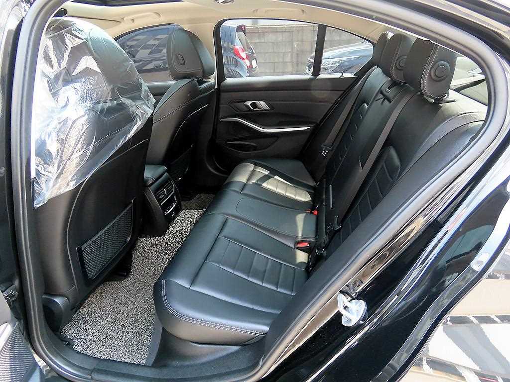 BMW 3-Series — photo 06