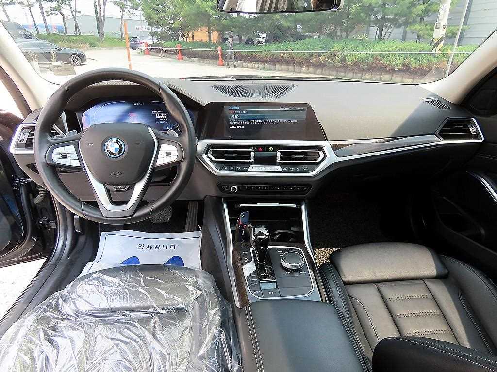 BMW 3-Series — photo 07