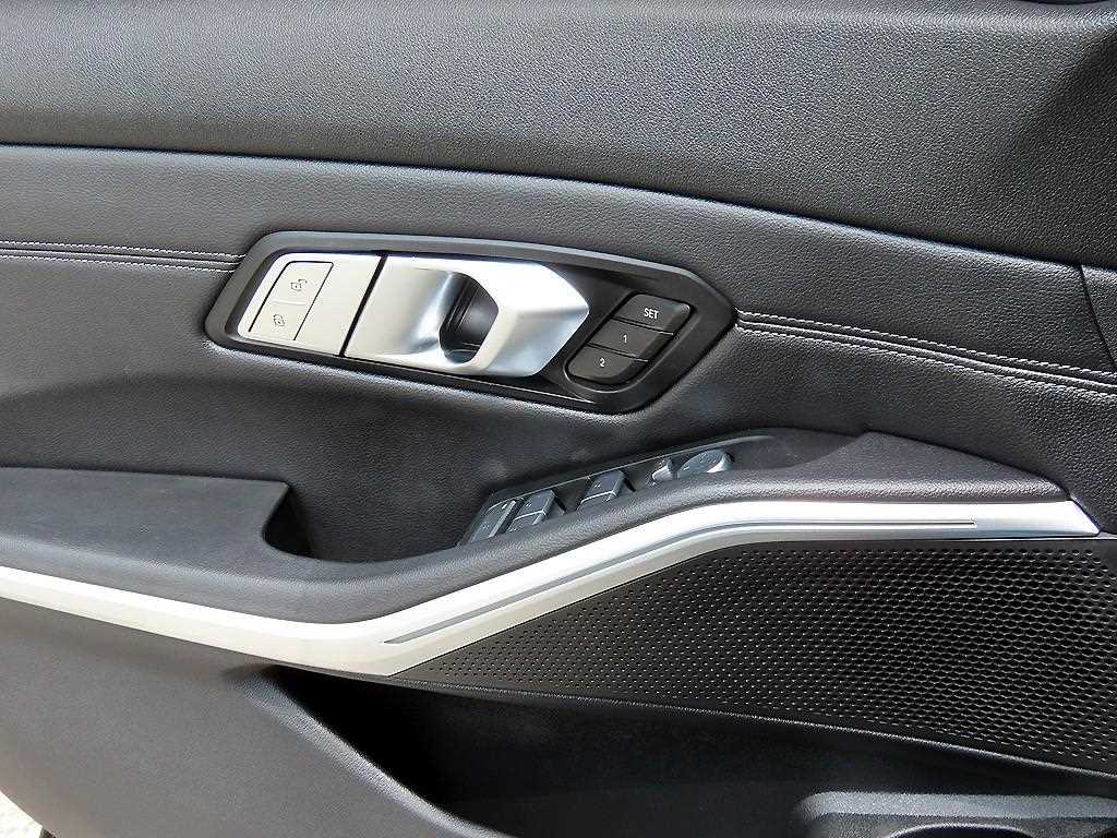 BMW 3-Series — photo 11