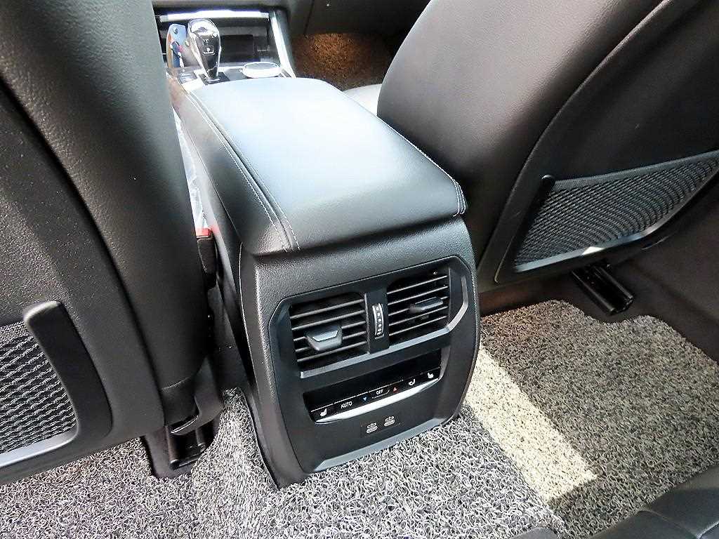 BMW 3-Series — photo 16