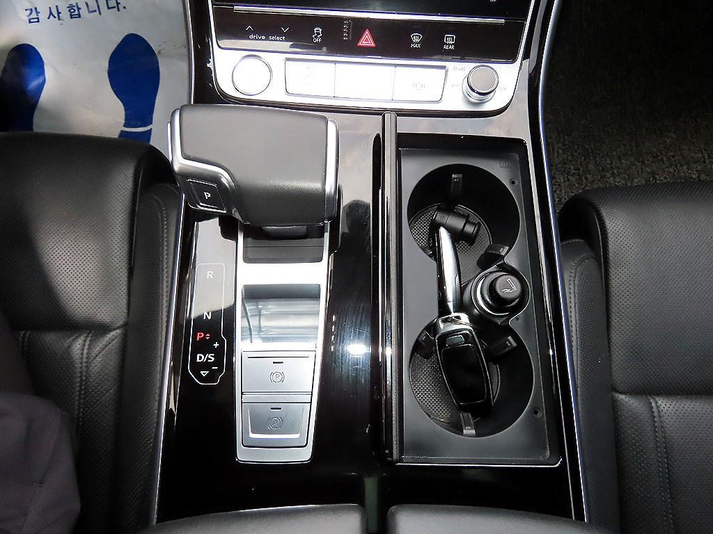 Audi A8 — photo 11