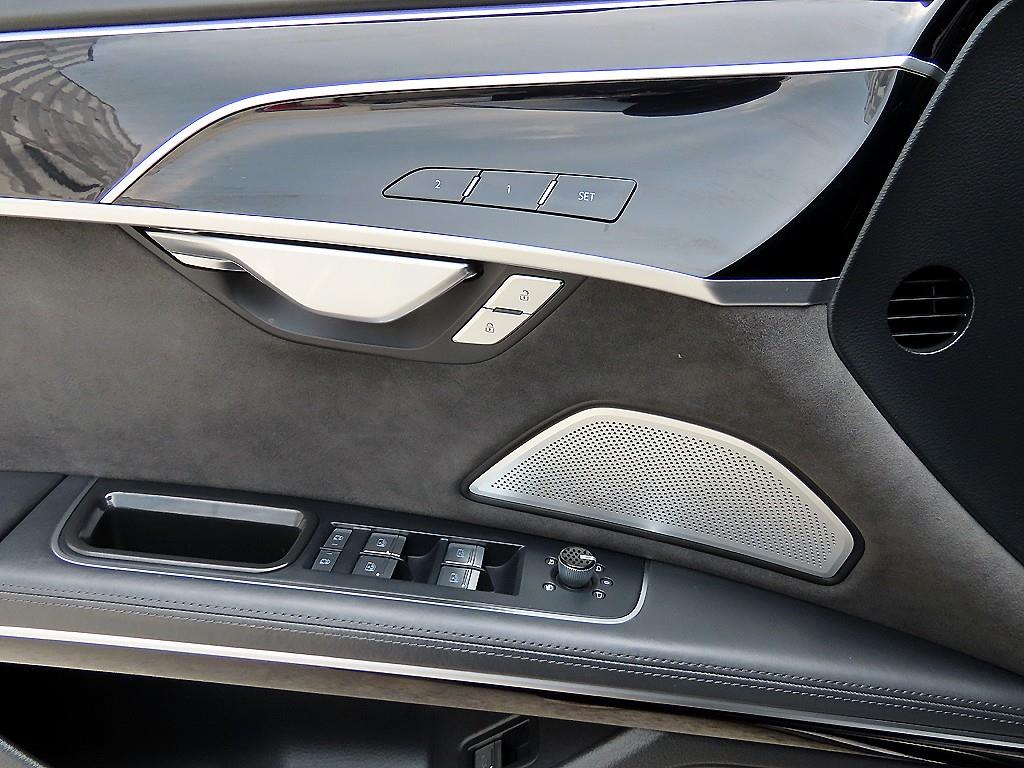 Audi A8 — photo 12