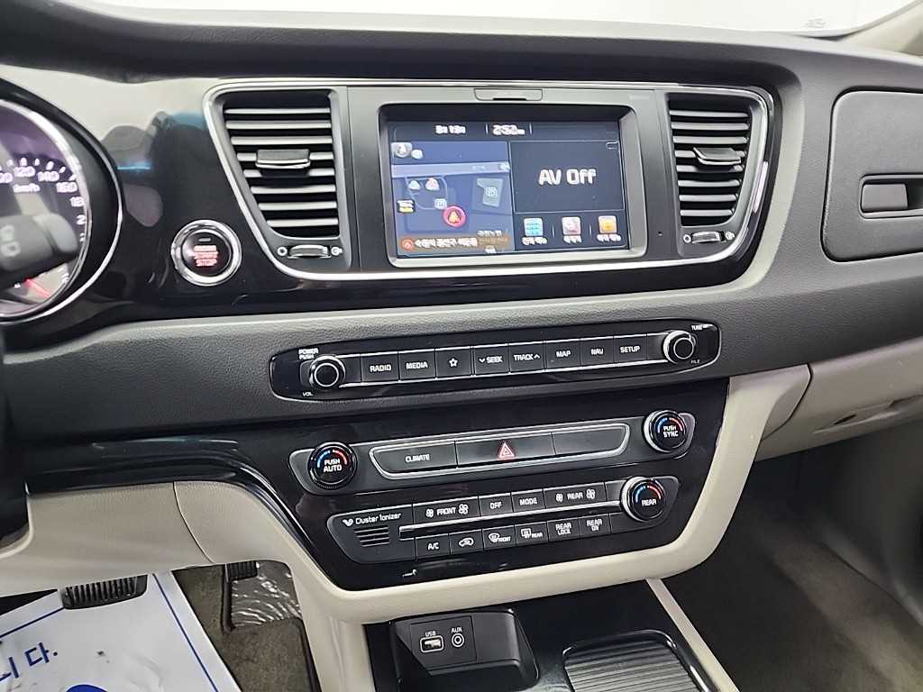 Kia Carnival — photo 10