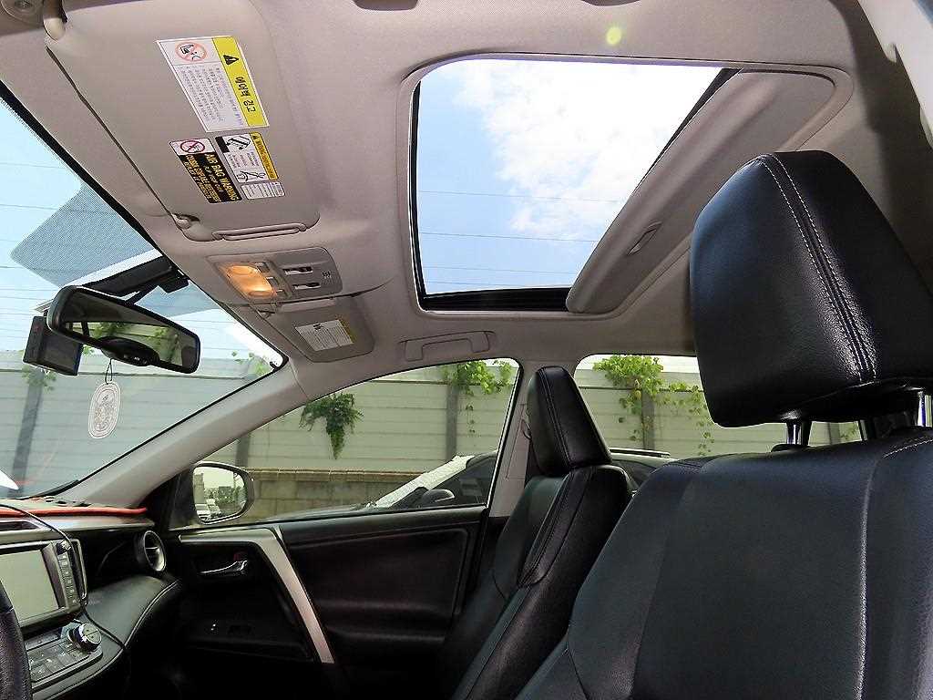Toyota RAV4 — photo 16