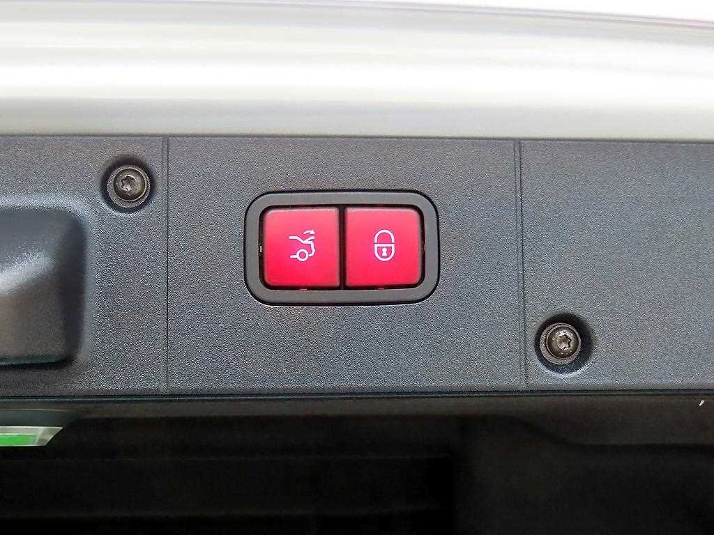 Mercedes-Benz S-Class — photo 16
