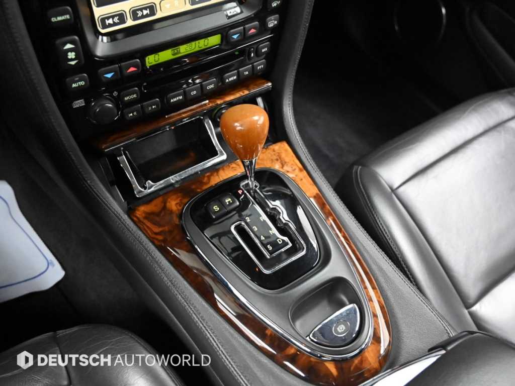 Jaguar XJ-8 — photo 09