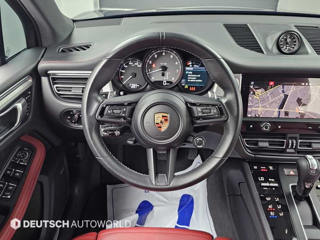 Porsche Macan — photo 13