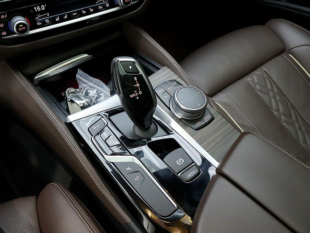 BMW 5-Series — photo 10
