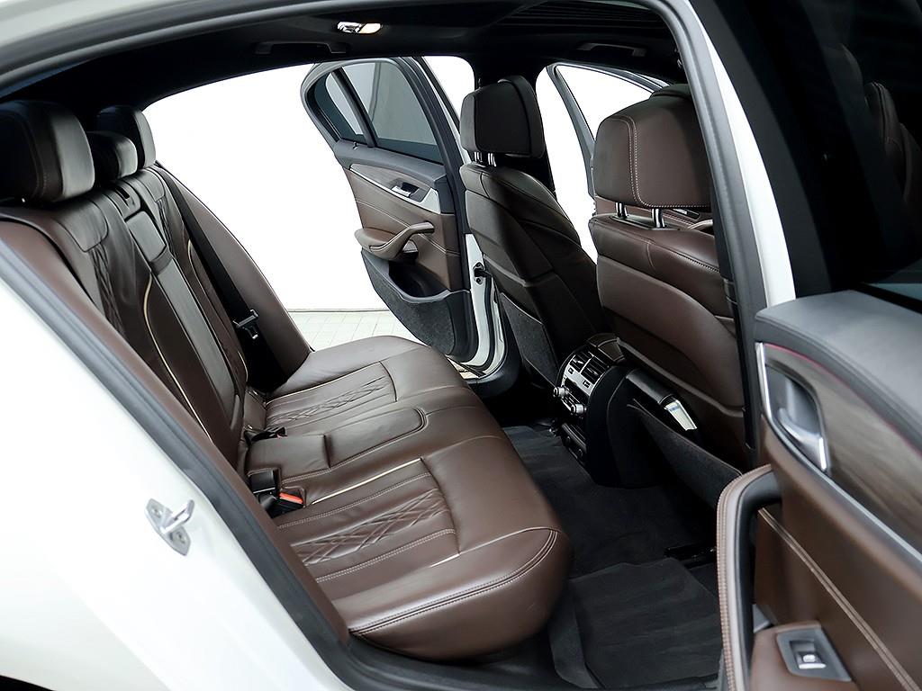 BMW 5-Series — photo 12