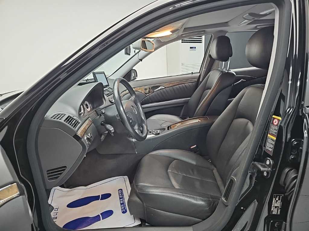Mercedes-Benz E-Class — photo 11
