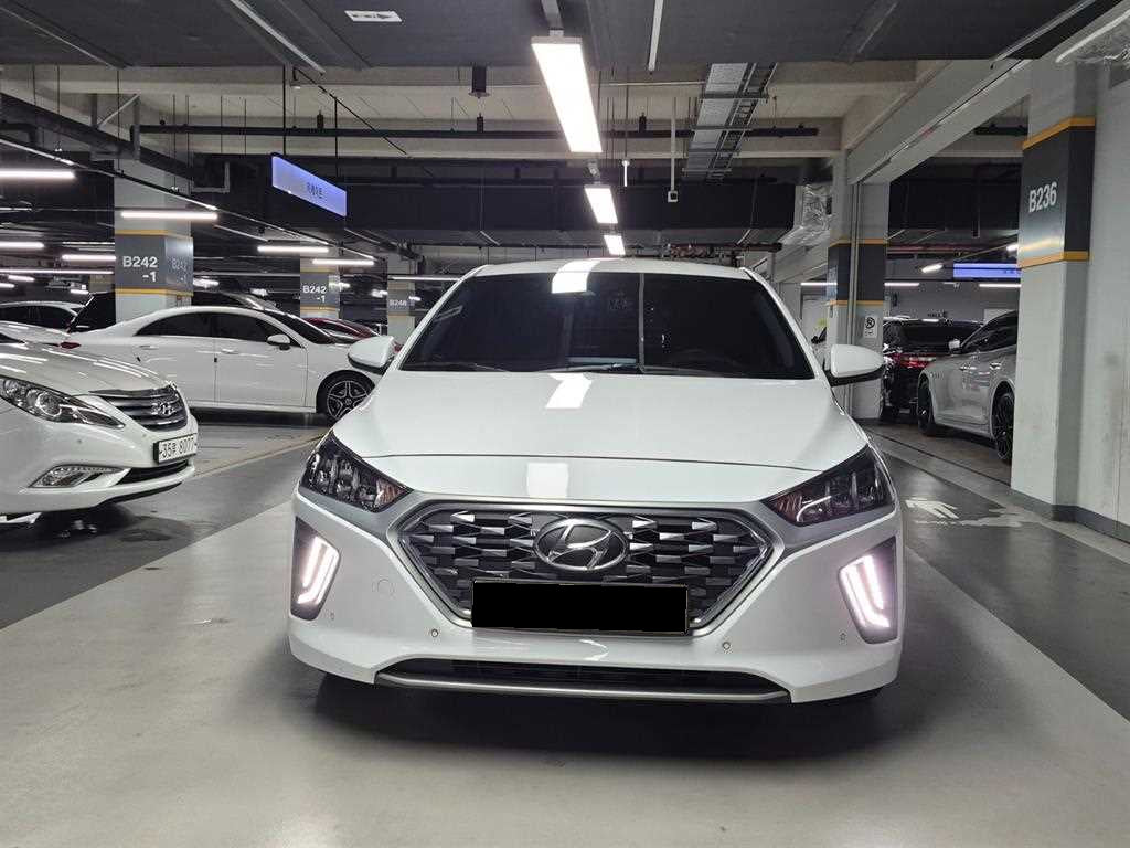 Hyundai Ioniq — photo 02