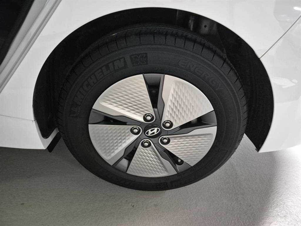 Hyundai Ioniq — photo 05