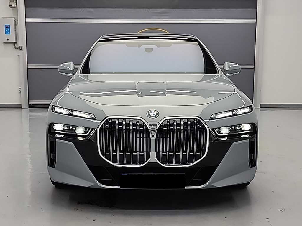 BMW 7-Series — photo 01