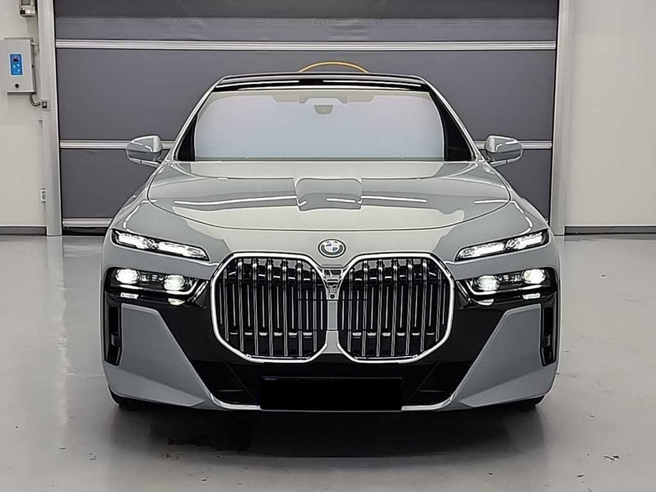 BMW 7-Series — photo 01