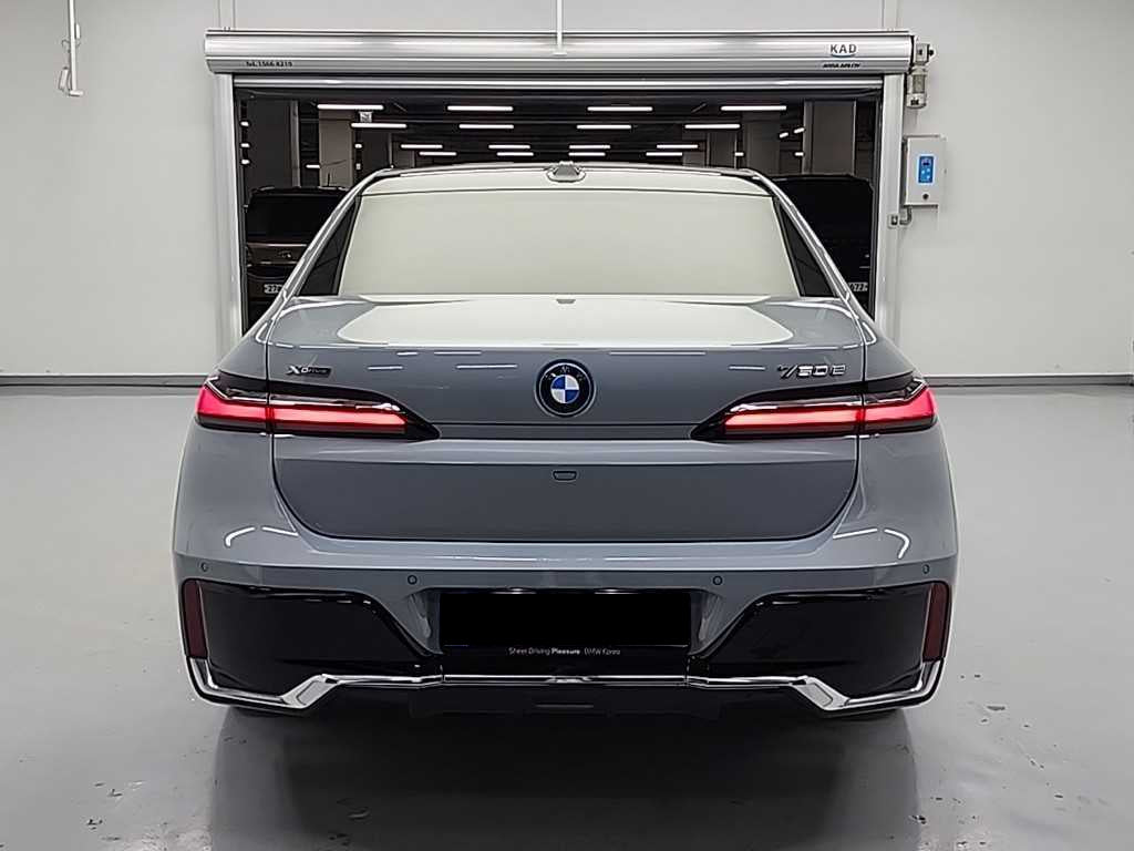 BMW 7-Series — photo 02