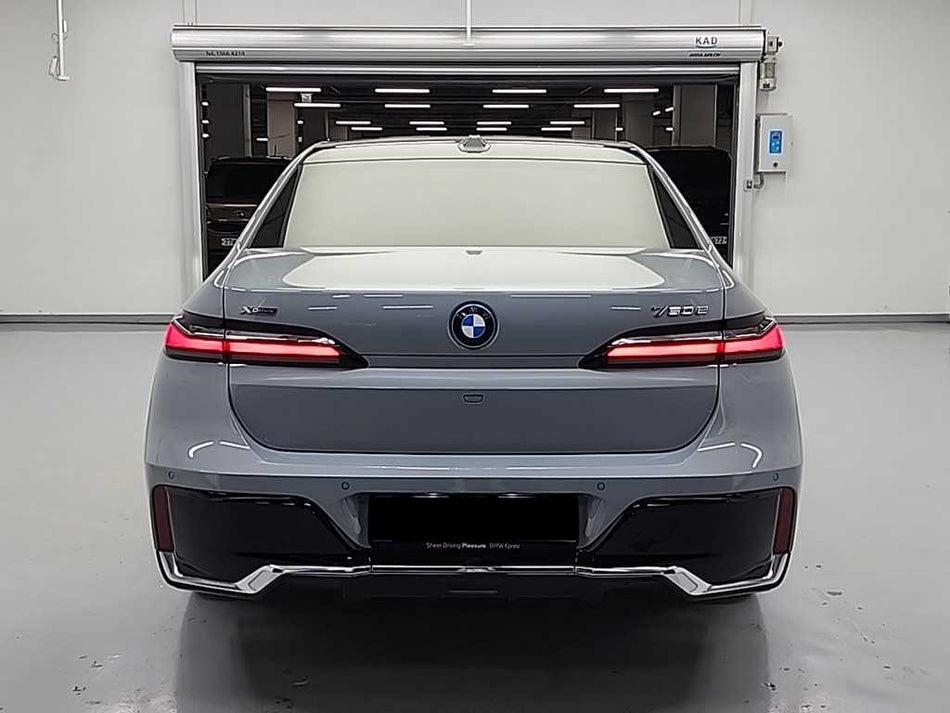 BMW 7-Series — photo 02