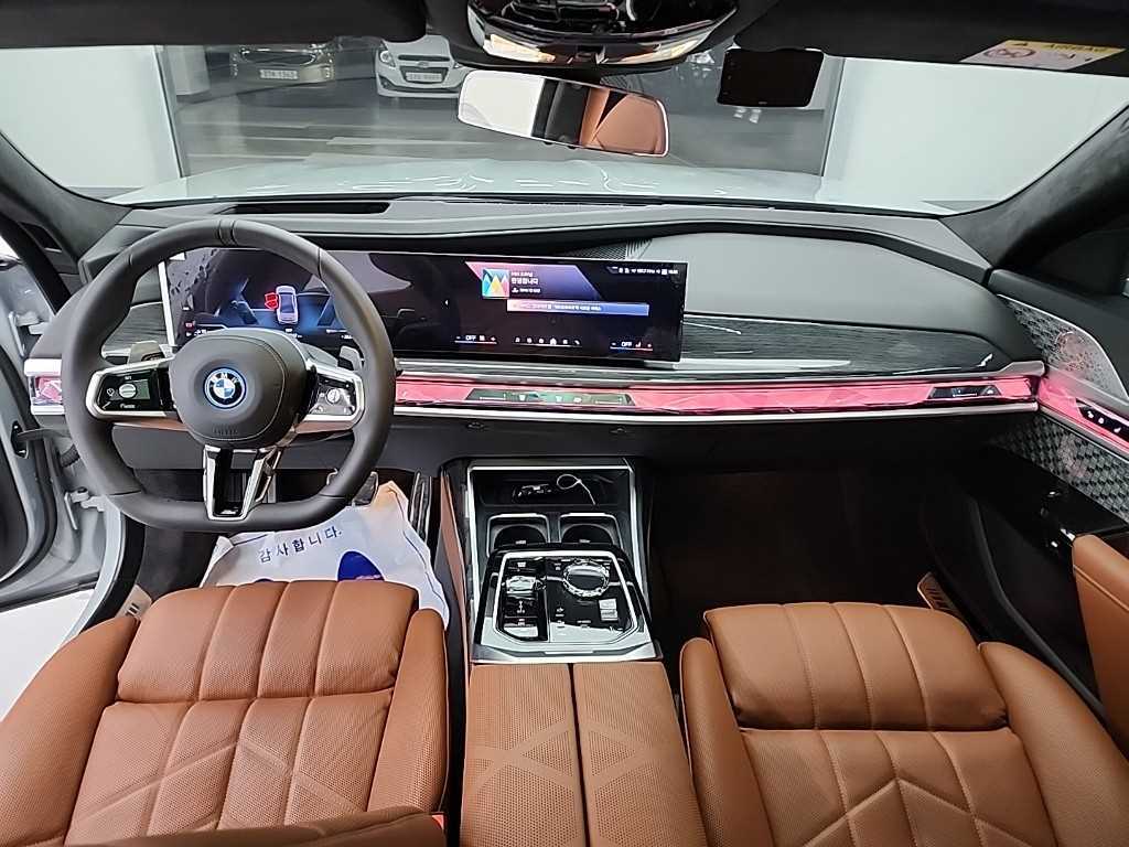BMW 7-Series — photo 07