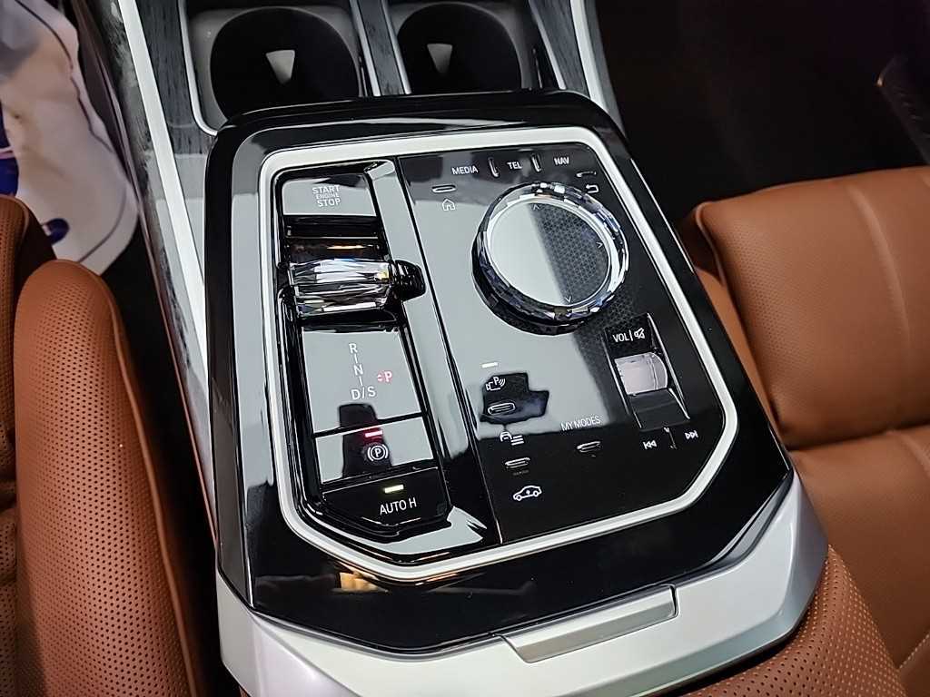BMW 7-Series — photo 08
