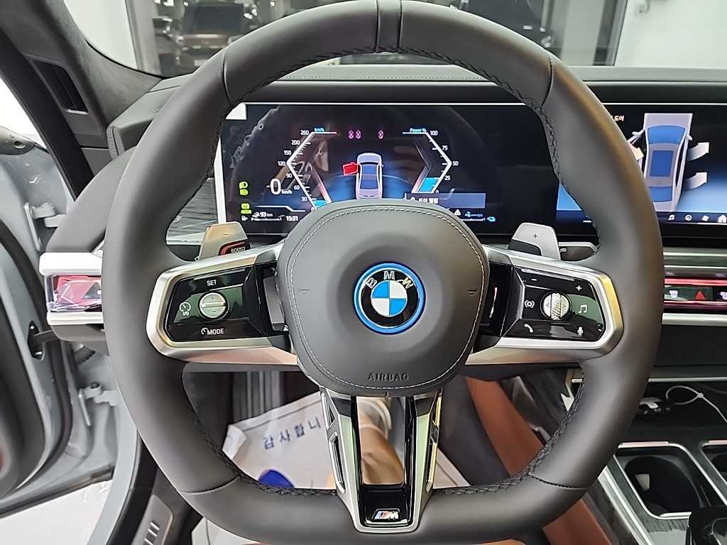 BMW 7-Series — photo 09
