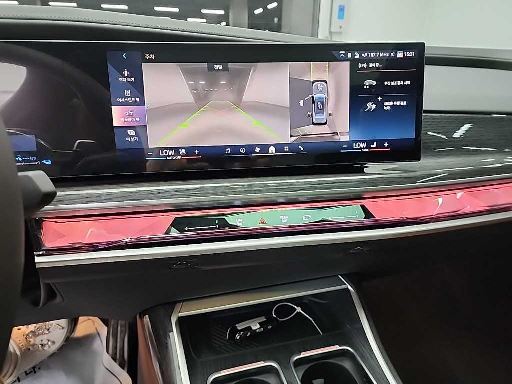 BMW 7-Series — photo 10