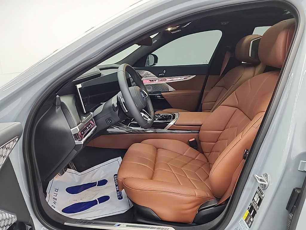 BMW 7-Series — photo 11