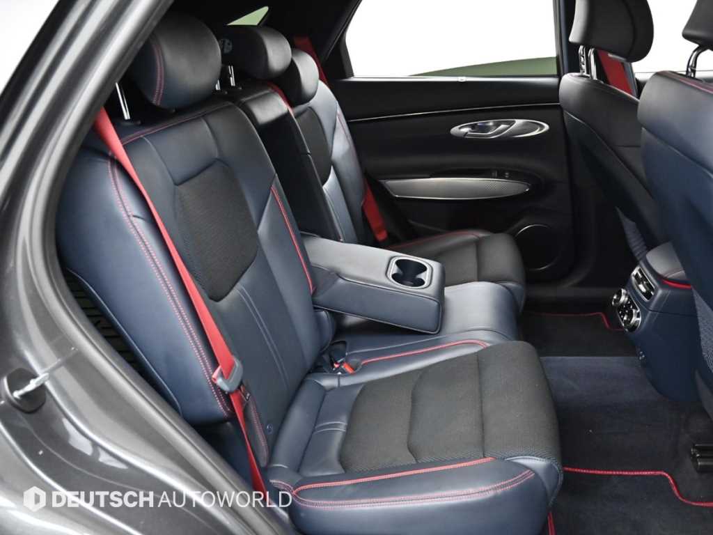 Genesis GV70 — photo 12