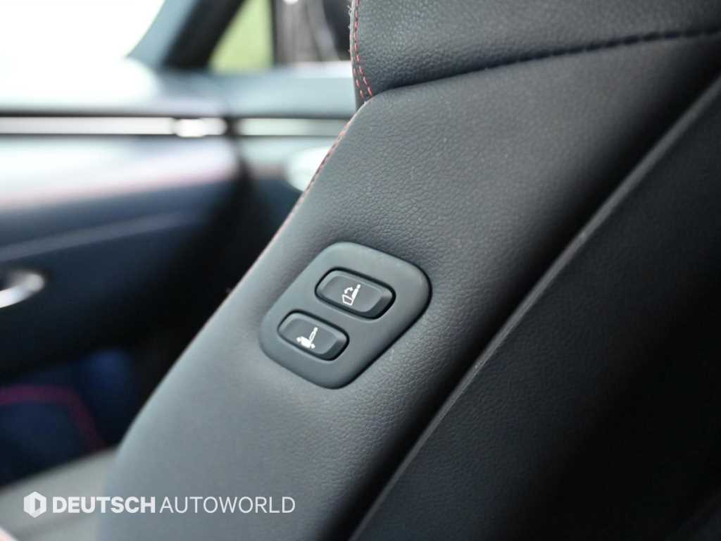 Genesis GV70 — photo 18