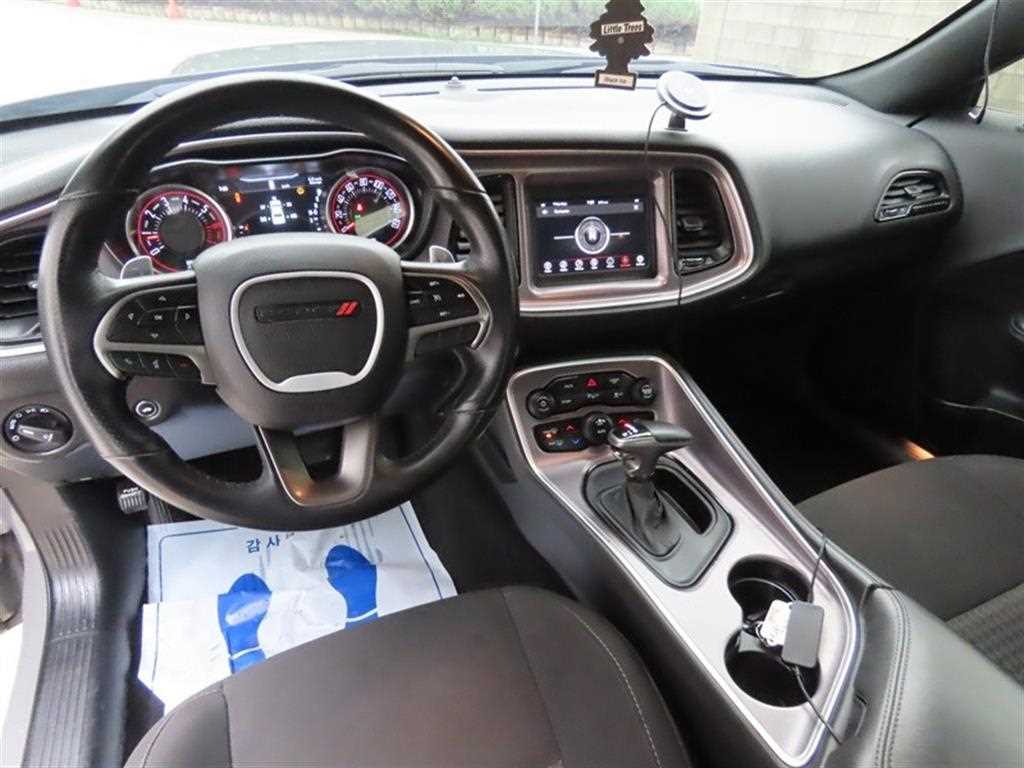 Dodge Challenger — photo 08