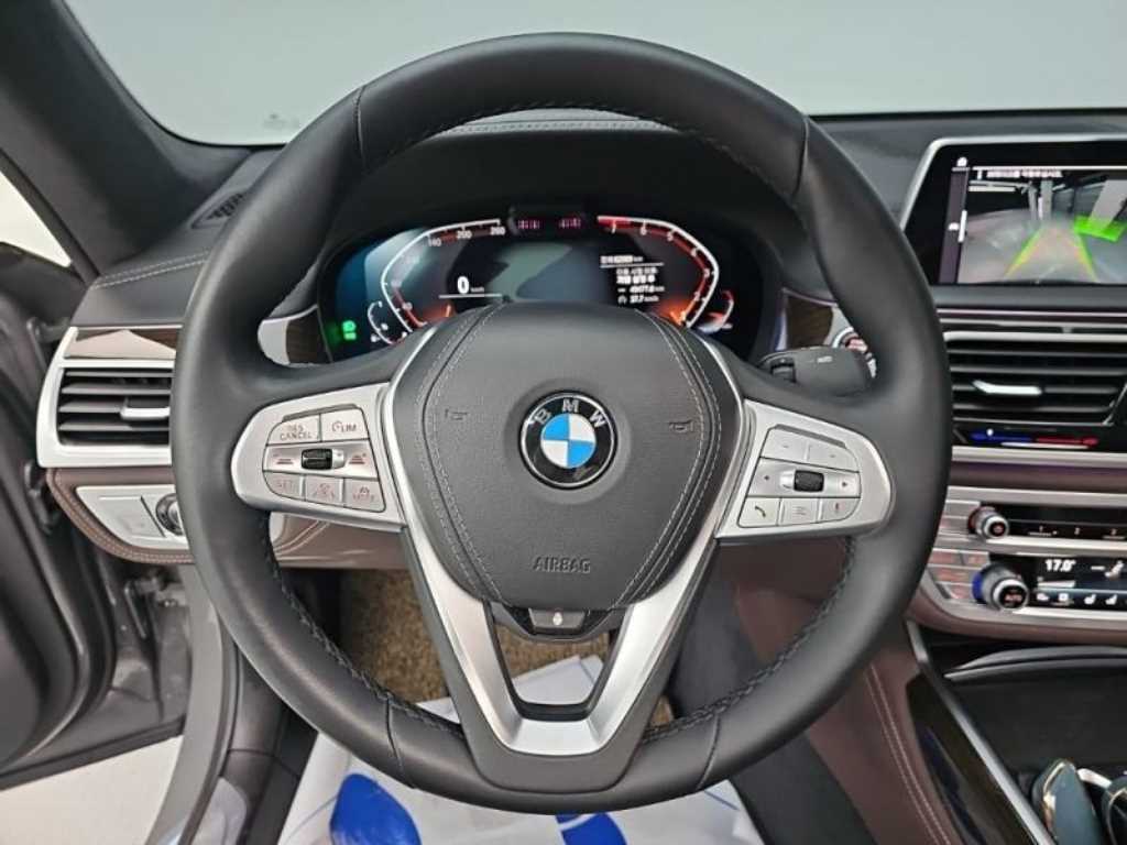 BMW 7-Series — photo 08