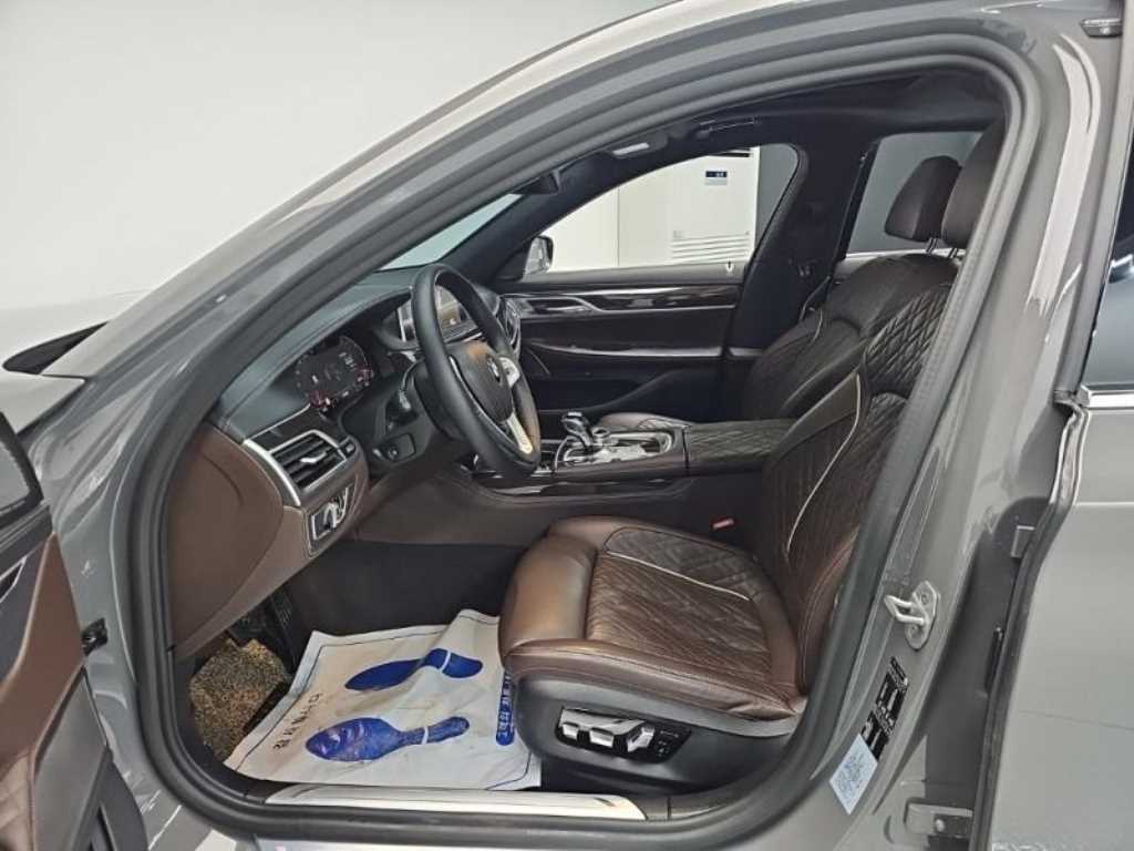 BMW 7-Series — photo 10
