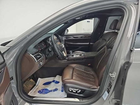 BMW 7-Series — photo 10