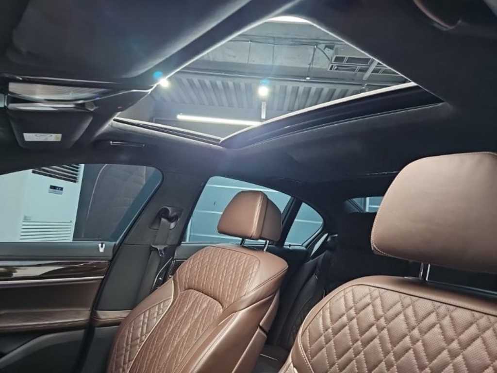 BMW 7-Series — photo 11