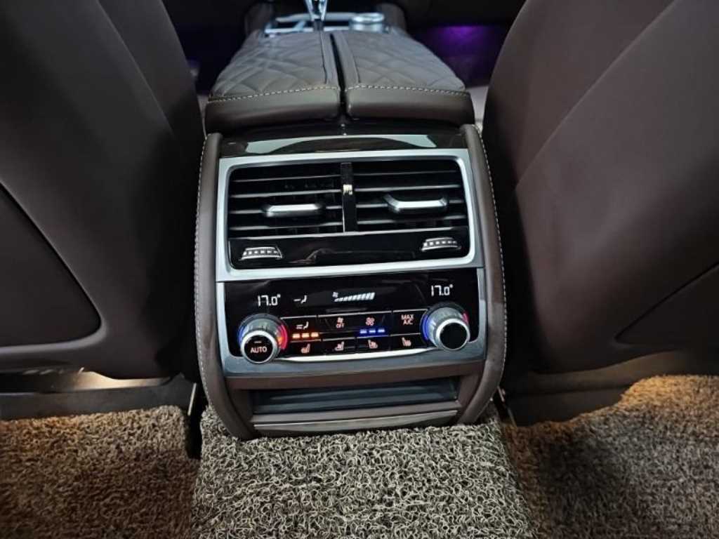 BMW 7-Series — photo 12