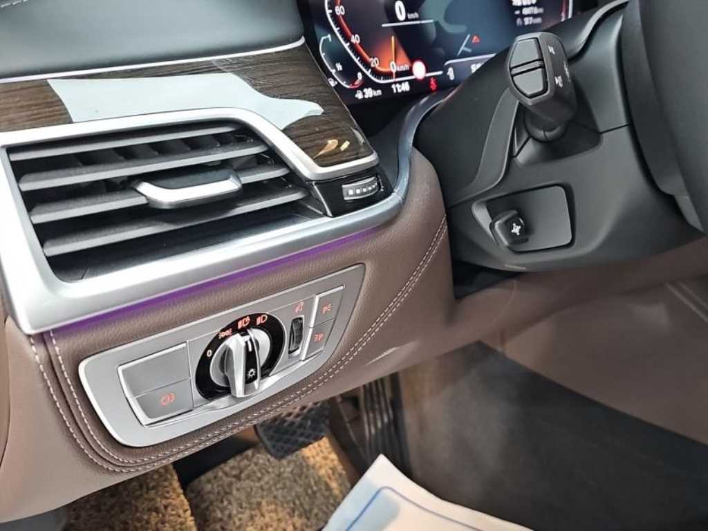 BMW 7-Series — photo 16