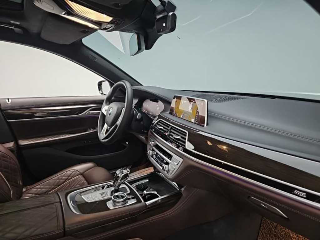 BMW 7-Series — photo 17