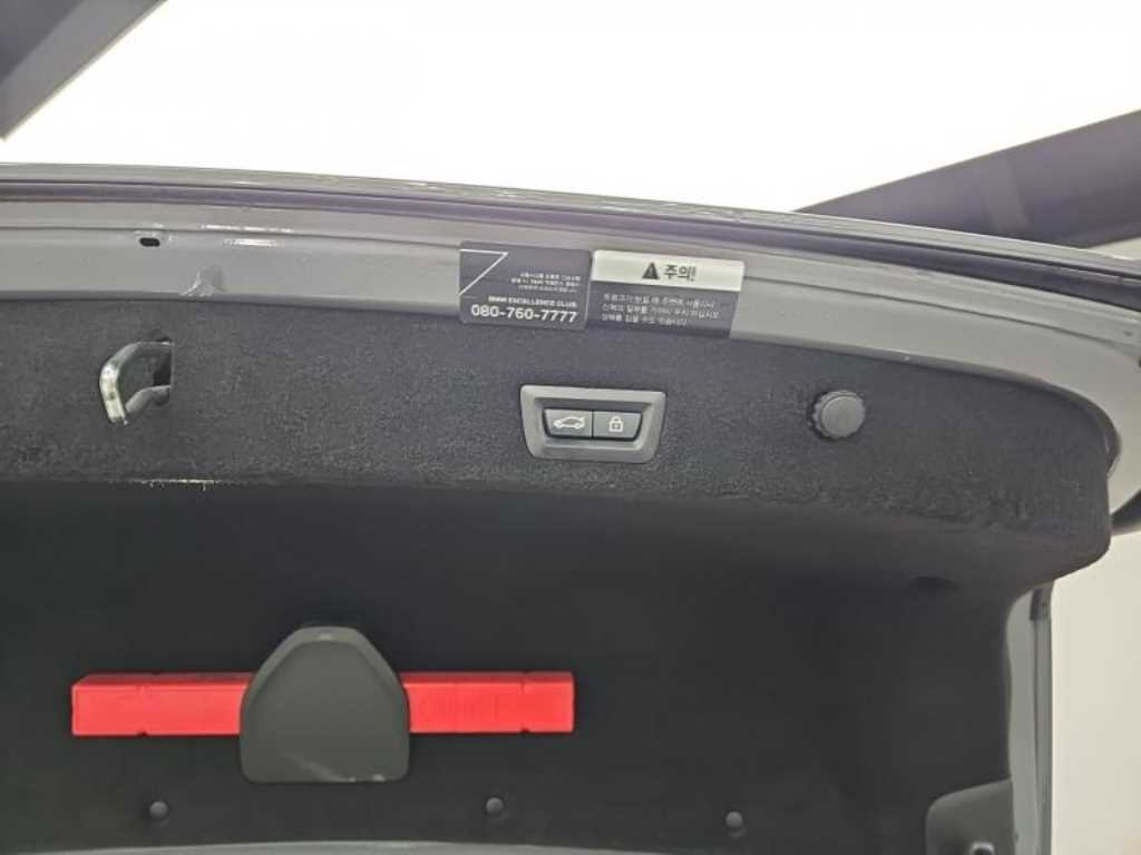 BMW 7-Series — photo 18