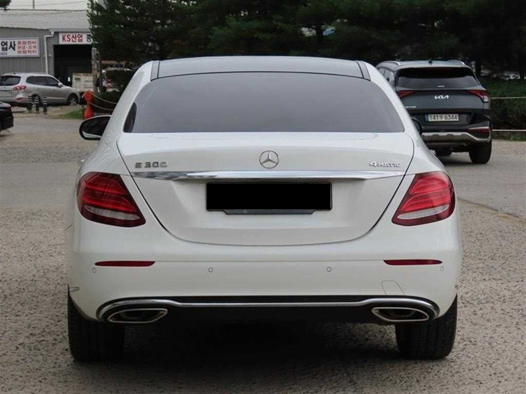 Mercedes-Benz E-Class — photo 04