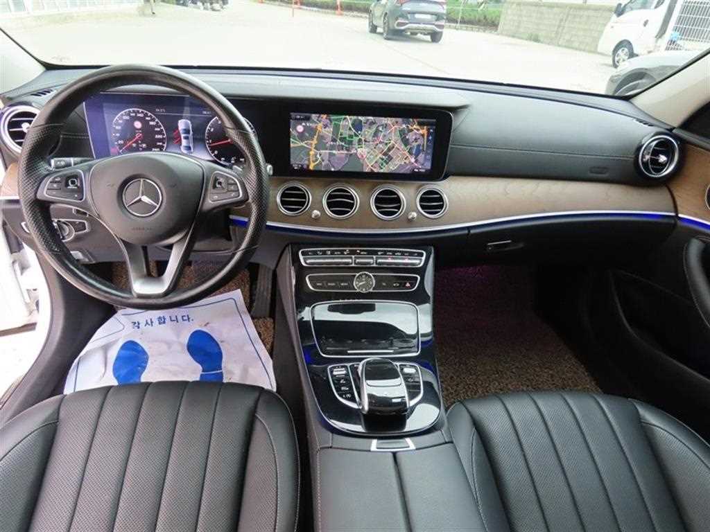 Mercedes-Benz E-Class — photo 08