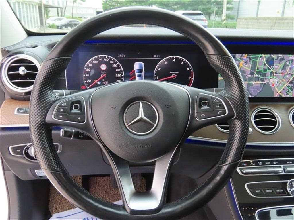 Mercedes-Benz E-Class — photo 09